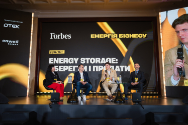 Лариса Бондарєва, заступниця голови правління Raiffeisen Bank; Сергій Шакалов, СЕО Kness; Олександр Альохін, керівник українського підрозділу Huawei Digital Power; Олег Соловей, заступник СЕО ДТЕК ВДЕ