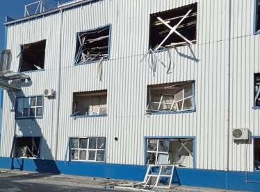 9 березня російські війська обстріляли завод "Кока-Кола Беверіджіз Україна", розташований біля селища Велика Димерка Броварського району на Київщині. Фото: Telegram радникf міністра внутрішніх справ Антона Геращенка