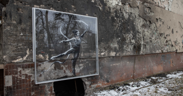 Бэнкси оставил в Украине муралов на миллионы долларов, но им грозят вандалы и погода. Во сколько обойдется охрана от Ajax Systems и «Шериф» /Фото 2