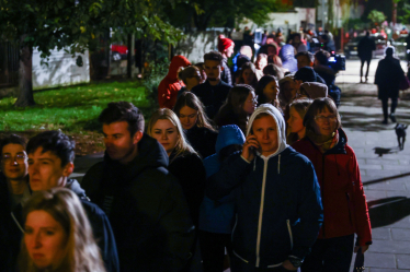 Поляки стоят в очереди, чтобы проголосовать на выборах в польский парламент 15 октября 2023 года в Кракове, Польша. /Getty Images