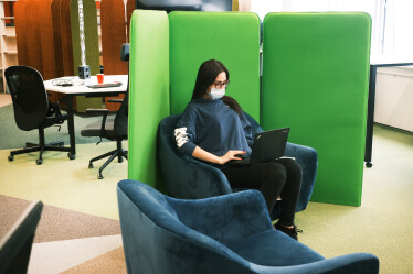 «Тиха» кімната, десятки дощок і ніяких стін. Як виглядає простір, де створюють ідеї в «Новій Пошті» /Фото 21