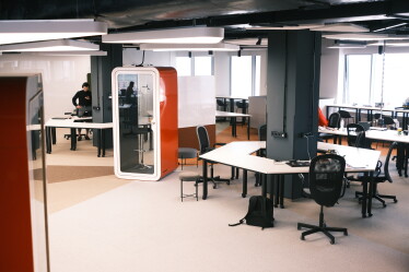 «Тиха» кімната, десятки дощок і ніяких стін. Як виглядає простір, де створюють ідеї в «Новій Пошті» /Фото 16