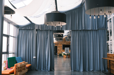 «Классные решения редко рождаются в переговорках». Как выглядит офис IT-компании EVO, где сотрудники самостоятельно могут оформлять пространство /Фото 50