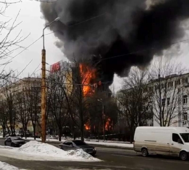 В Днепре сгорел главный офис АТБ (фото). Компания заявила, что на работу магазинов сети это не повлияло /Фото 1
