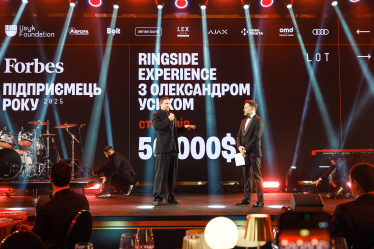 Перший із лотів – «Ringside Experience з Олександром Усиком». На фото: Олександр Усик і Тімур Мірошниченко. Фото: Антон Забєльський