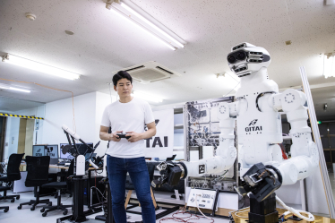 Шо Наканосе і його робот. /Getty Images
