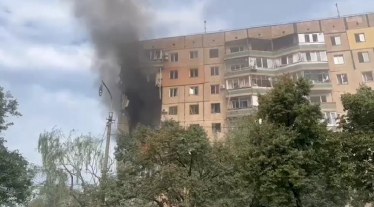 Росія обстріляла Кривий Ріг ракетами, є влучення у багатоповерховий будинок і жертви (Оновлюється) /Фото 7