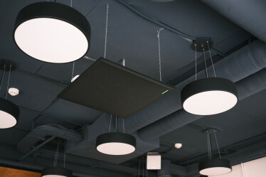 «Тиха» кімната, десятки дощок і ніяких стін. Як виглядає простір, де створюють ідеї в «Новій Пошті» /Фото 12