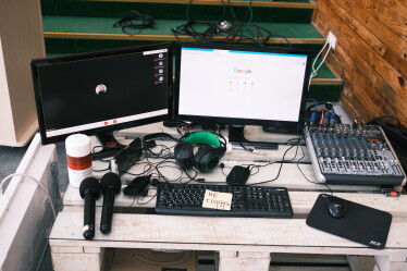 «Классные решения редко рождаются в переговорках». Как выглядит офис IT-компании EVO, где сотрудники самостоятельно могут оформлять пространство /Фото 49