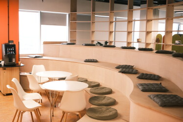 «Тиха» кімната, десятки дощок і ніяких стін. Як виглядає простір, де створюють ідеї в «Новій Пошті» /Фото 5