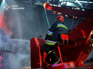 Росія «шахедами» вдарила по припортовій інфраструктурі Одещини: спричинено масштабну пожежу, є постраждалий (фото, відео) /Фото 2