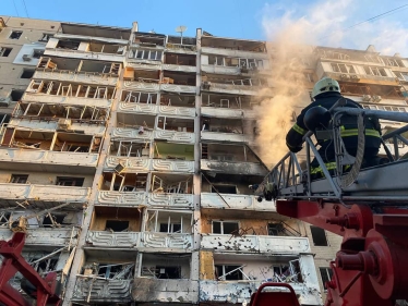 Россияне обстреляли многоэтажки в Киеве, зацепили станцию метро «Лукьяновская» /Фото 2