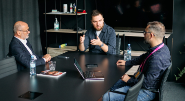 Гендиректор агрохолдингу «Астарта» Віктор Іванчик і керівник Bolt в Україні Сергій Павлик. /Григорій Веприк для Forbes Ukraine