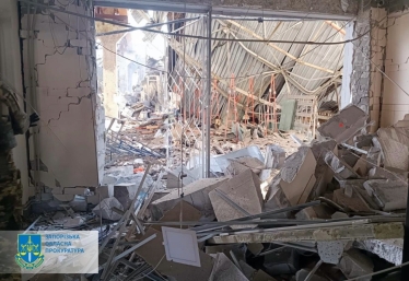 Россия ударила по предприятию в Запорожье, погибли три человека (фото) /Фото 3