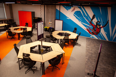 Офис-трансформер и оценка настроения по фото. Как выглядит новый инновационный рабочий хаб Fozzy Group /Фото 13