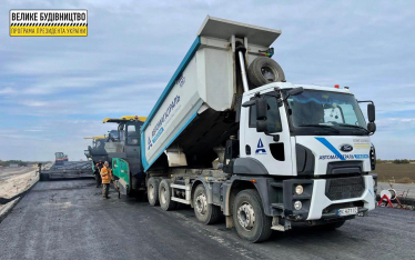 Завдяки «Великому будівництву» Зеленського чотири дорожні компанії потрапили до рейтингу 100 найбільших. Скільки вони заробили /Фото 1