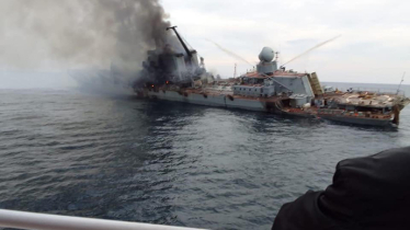 Подбитый в Крыму украинской ракетой российский крейсер «Москва».