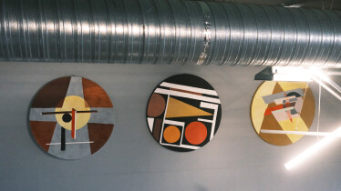 «Классные решения редко рождаются в переговорках». Как выглядит офис IT-компании EVO, где сотрудники самостоятельно могут оформлять пространство /Фото 18