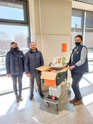 Гуманітарний фронт країни: як ритейлери забезпечують продуктами «гарячі точки» /Фото 1