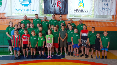 Фонд закупает инвентарь для школ, проводит спортивные турниры, построил баскетбольную площадку в поселке Бородянка возле столицы.