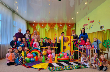 Фонд закупает инвентарь для школ, проводит спортивные турниры, построил баскетбольную площадку в поселке Бородянка возле столицы.