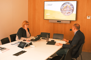 «МакДональдс»&amp;nbsp;реконструировали офис. В нем нет фиксированных мест, есть лаунж-зона с камином и новые рабочие зоны. Как это помогает коллаборациям команд /Фото 10