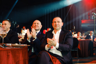 Третій лот благодійного аукціону придбали компанія «Нова пошта» та її співзасновники. На фото: Вячеслав Климов та Володимир Поперешнюк. Фото: Антон Забєльський