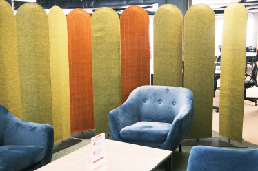 «Тиха» кімната, десятки дощок і ніяких стін. Як виглядає простір, де створюють ідеї в «Новій Пошті» /Фото 20