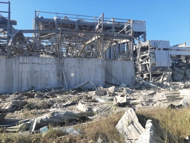 Россияне обстреляли уже разрушенный ими завод Zeus Ceramica в Славянске (фото) /Фото 3