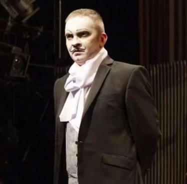 Що таке «хартійський дух», питаю я Михайла Озерова із позивним Актор. Розуміння, що тебе не залишать, відповідає Озеров, 48. У мирному житті актор театру, він не думає про те, що робитиме після війни. «Все це заблоковано, – каже він. – Ціль одна – перемога». /з особистого архіву