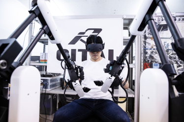 Шо Наканосе управляє одним із роботів Gitai. /Getty Images