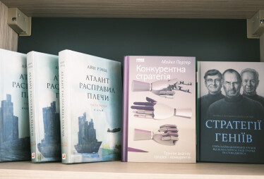 «Тиха» кімната, десятки дощок і ніяких стін. Як виглядає простір, де створюють ідеї в «Новій Пошті» /Фото 26