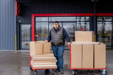 Артем Кокуль у відділенні НП відправляє замовлення клієнту