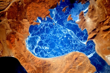 Замерзшее озеро в Гималаях. Фото: NASA, Скотт Келли