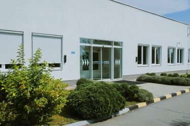 Завод Jabil в Україні обслуговує клієнтів в автомобільній, телекомунікаційній галузях, а також у сферах розумного дому та побутової техніки, виводячи на ринок продукцію для провідних світових брендів