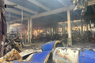 Росіяни вночі обстріляли Херсон, горіла будівля ТЦ «Епіцентр» (фото) /Фото 7