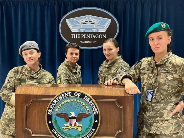 Жіноче обличчя війни: чому дівчатам складно воювати у чоловічій формі та як ArmWomenNow розв’язує цю проблему /Фото 1