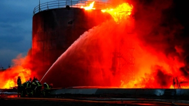 Пожежники намагаються загасити вогонь після того, як російські керовані ракети вразили нафтобазу у Львові 27 березня 2022 року /Фото Getty Images