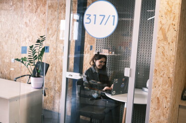 «Классные решения редко рождаются в переговорках». Как выглядит офис IT-компании EVO, где сотрудники самостоятельно могут оформлять пространство /Фото 52