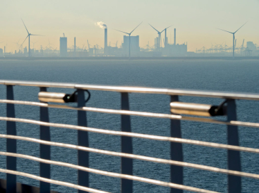 Ветровые турбины возле Роттердама /Gettyimages