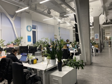 «Співробітники зможуть жити в офісі». У IT-компанії Genesis розповіли, як підготували офіс та команду на випадок блекауту /Фото 4