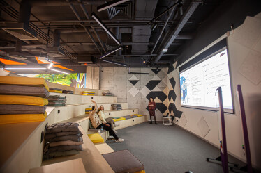 Офис-трансформер и оценка настроения по фото. Как выглядит новый инновационный рабочий хаб Fozzy Group /Фото 17