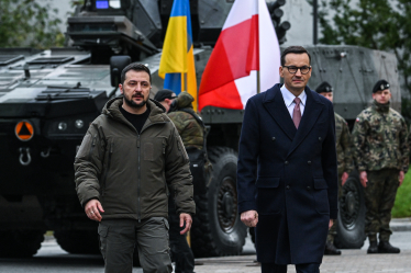 Президент Украины Владимир Зеленский (слева) и премьер-министр Польши Матеуш Моравецкий (справа) осматривают польские бронемашины Rosomak и поздравляют польских солдат 5 апреля 2023 года в Варшаве. /Getty Images