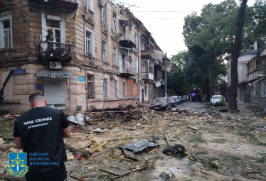 Росія завдала чергового масованого удару. У Києві пошкодження у семи районах, до гасіння пожеж залучили гелікоптер (оновлюється) /Фото 1