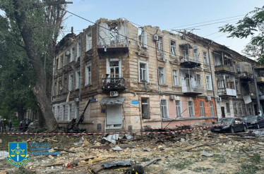 Росія завдала чергового масованого удару. У Києві пошкодження у семи районах, до гасіння пожеж залучили гелікоптер (оновлюється) /Фото 3