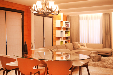 Загородный дом (почти) без дверей, с каминами и мебелью необычных форм. Как выглядит дом семьи львовских предпринимателей Лидии и Всеволода Биласов /Фото 5