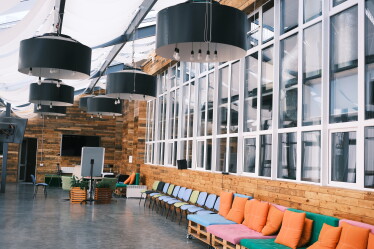 «Классные решения редко рождаются в переговорках». Как выглядит офис IT-компании EVO, где сотрудники самостоятельно могут оформлять пространство /Фото 46