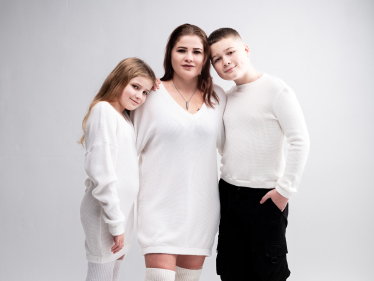 Аліна Вовк, дружина загиблого захисника, засновниця модульного коворкінгу, з донькою та сином