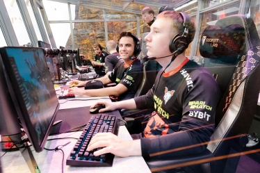 На киберспортивных турнирах разыгрывают десятки миллионов. Как устроена экономика виртуального спорта и сколько достается игрокам /Фото 3