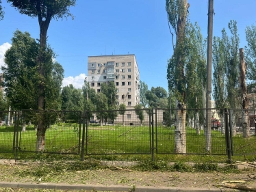 Росіяни завдали ракетного удару по поліклініці в Дніпрі: двоє загиблих, 23 постраждалих (фото, відео) /Фото 3